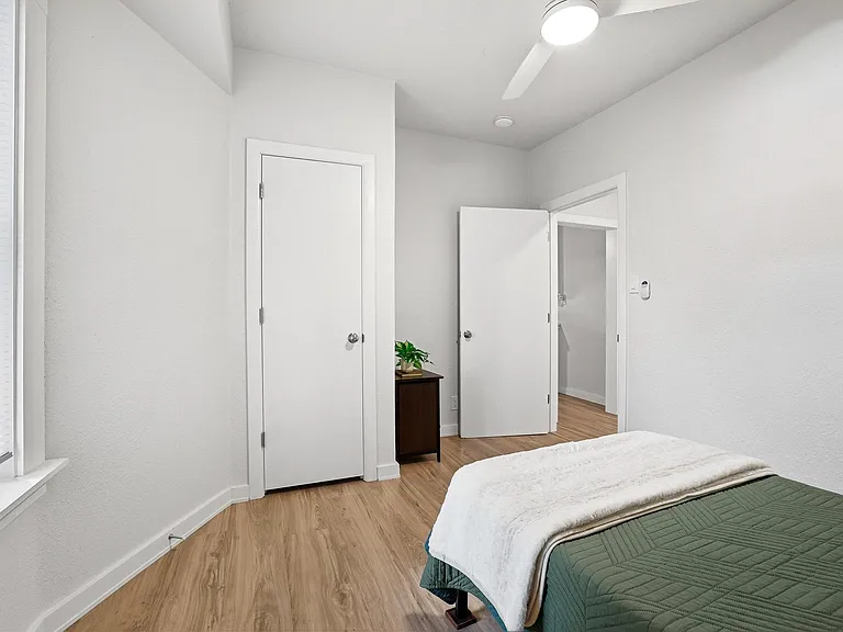 537 E Sears St — Photo 14