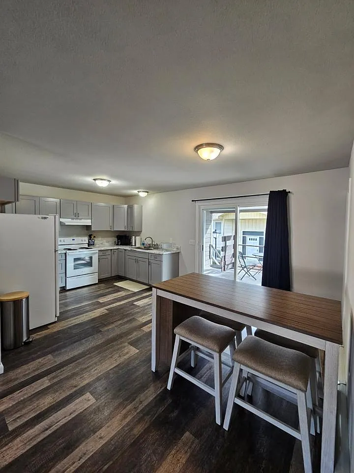2 bed, 1.0 bath, $1,895 — Photo 3
