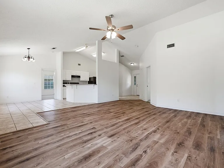 2030 Hawthorne Dr — Photo 7