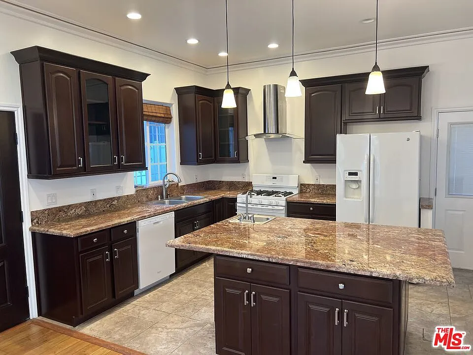 3 bed, 3.0 bath, 1350 sqft, $4,900 — Photo 4