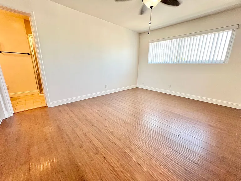 Newly Remodeled Lower Level 2 Bedroom 2 Bathroom Spacious Unit — Photo 14