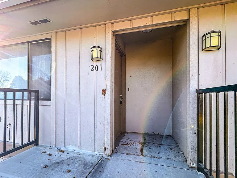 Avalon Court Apartments — Photo 15
