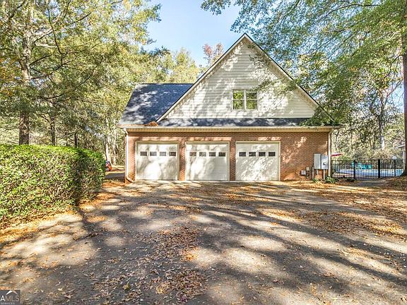 2nd image of 103 Howard Oaks Dr