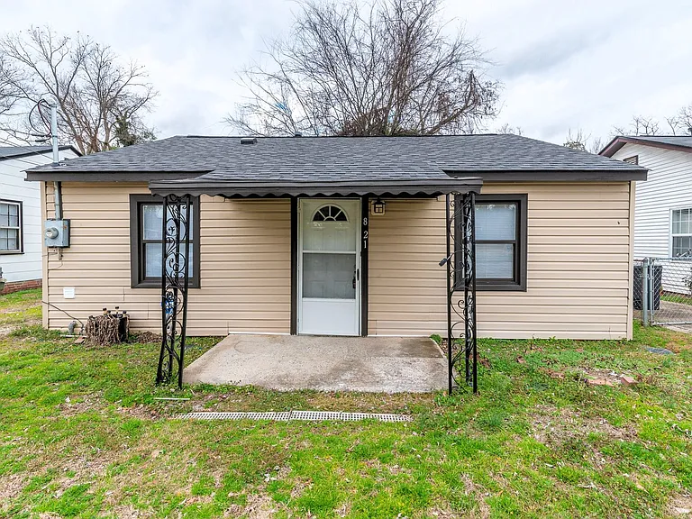 821 Forsythe St — Photo 1