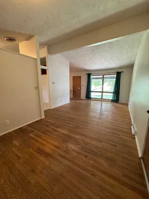 3 bed, 1800 sqft, $1,900 — Photo 2