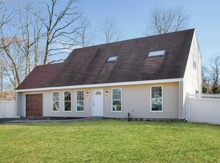 24 Hartsdale Ln, Coram, NY 11727