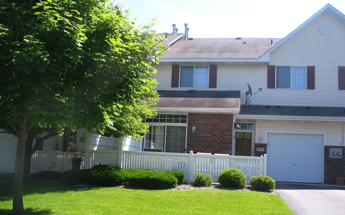 2 bed, 1.5 bath, 1258 sqft, $1,995 — Photo 2