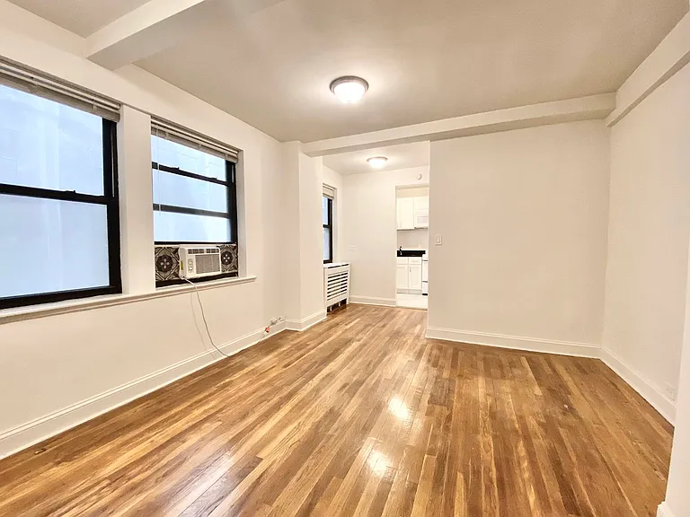 328 E 43rd St #403 — Photo 2