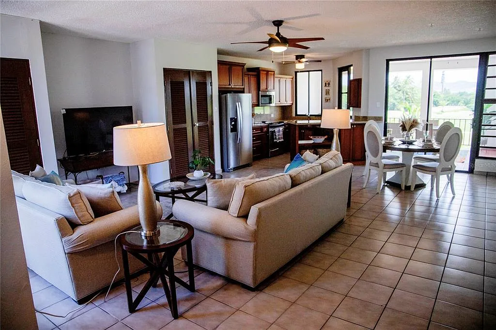 3 bed, 2.0 bath, 2600 sqft, $3,500 — Photo 3