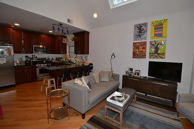2 bed, 1000 sqft, $3,300 — Photo 3