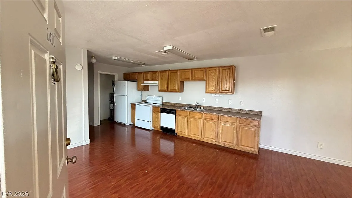 2 bed, 2.0 bath, 4108 sqft, $899 — Photo 3