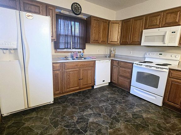 4th image of 904 15th Ave E