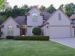 38900 Parkway Cir, Harrison Township, MI