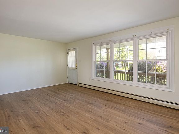 5th image of 526 Silver Brook Dr