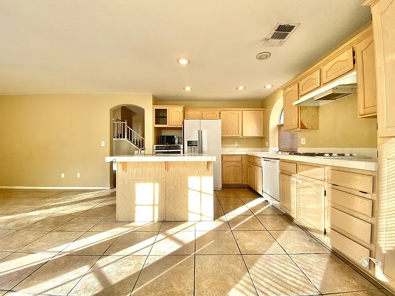 8009 Dover Shores Ave — Photo 9