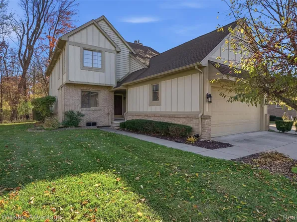 2750 Maple Forest Dr, Wixom, MI 48393