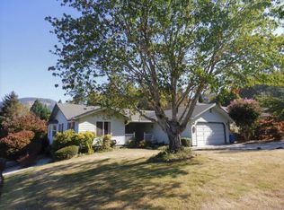 229 Sky Crest Dr, Grants Pass, OR 97527