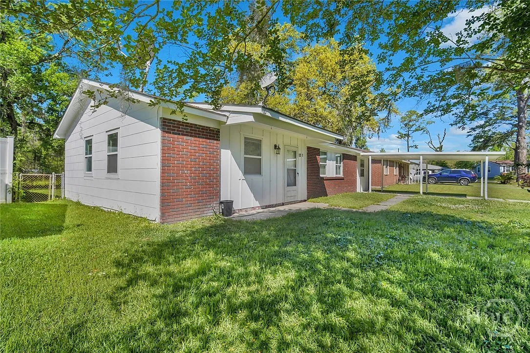 4 bed, 1.0 bath, 1349 sqft, $1,950 — Photo 2
