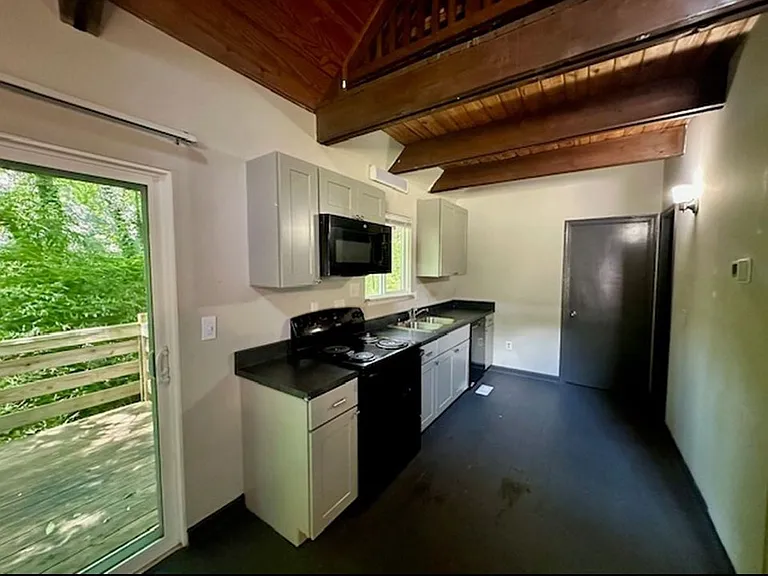 407 Lindsay Rd — Photo 10
