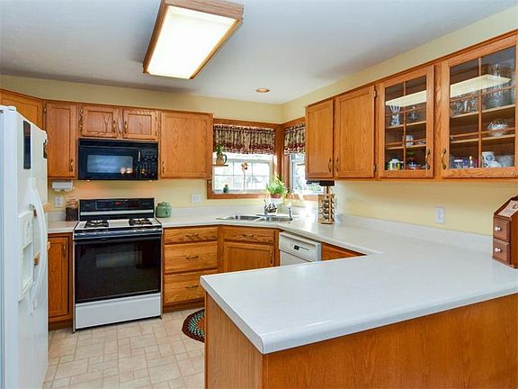 3rd image of 807 Megan Dr