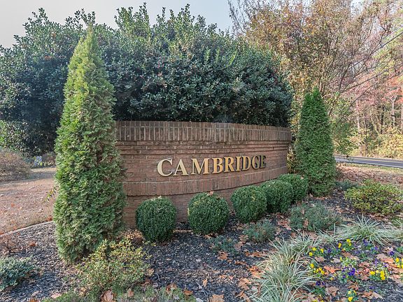 3rd image of 725 Cambridge Crest Ln