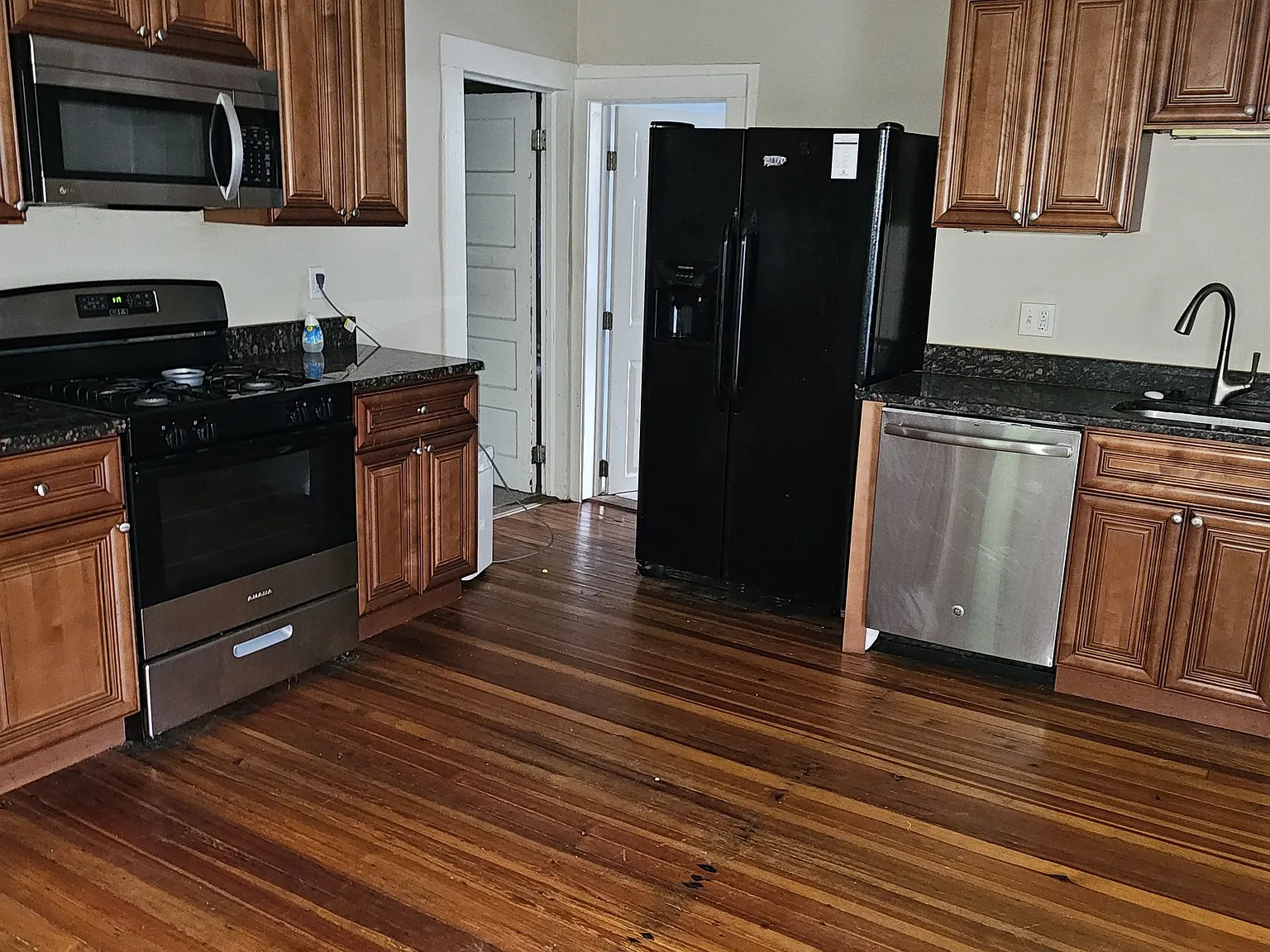 2 bed, 1.0 bath, 900 sqft, $1,500 — Photo 3