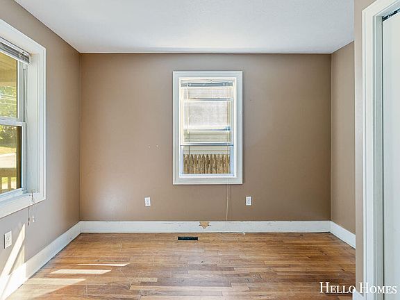 4th image of 438 Shirley St NE