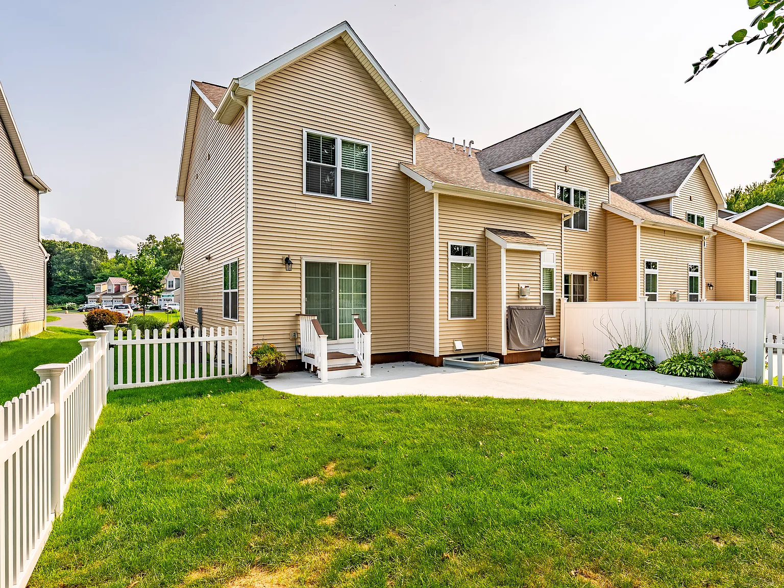 3 bed, 1996 sqft, $3,450 — Photo 4