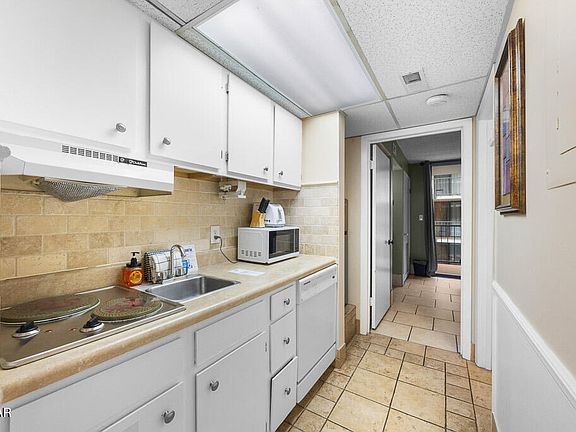 5th image of 685 River Rd #203