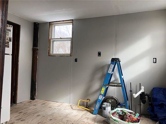 3rd image of 90 Pinegrove Ave