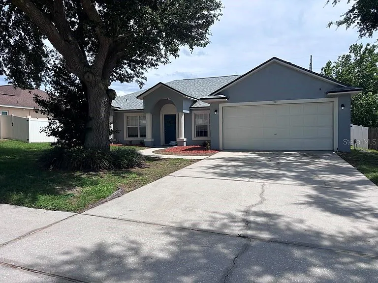 1004 Chateau Cir — Photo 1