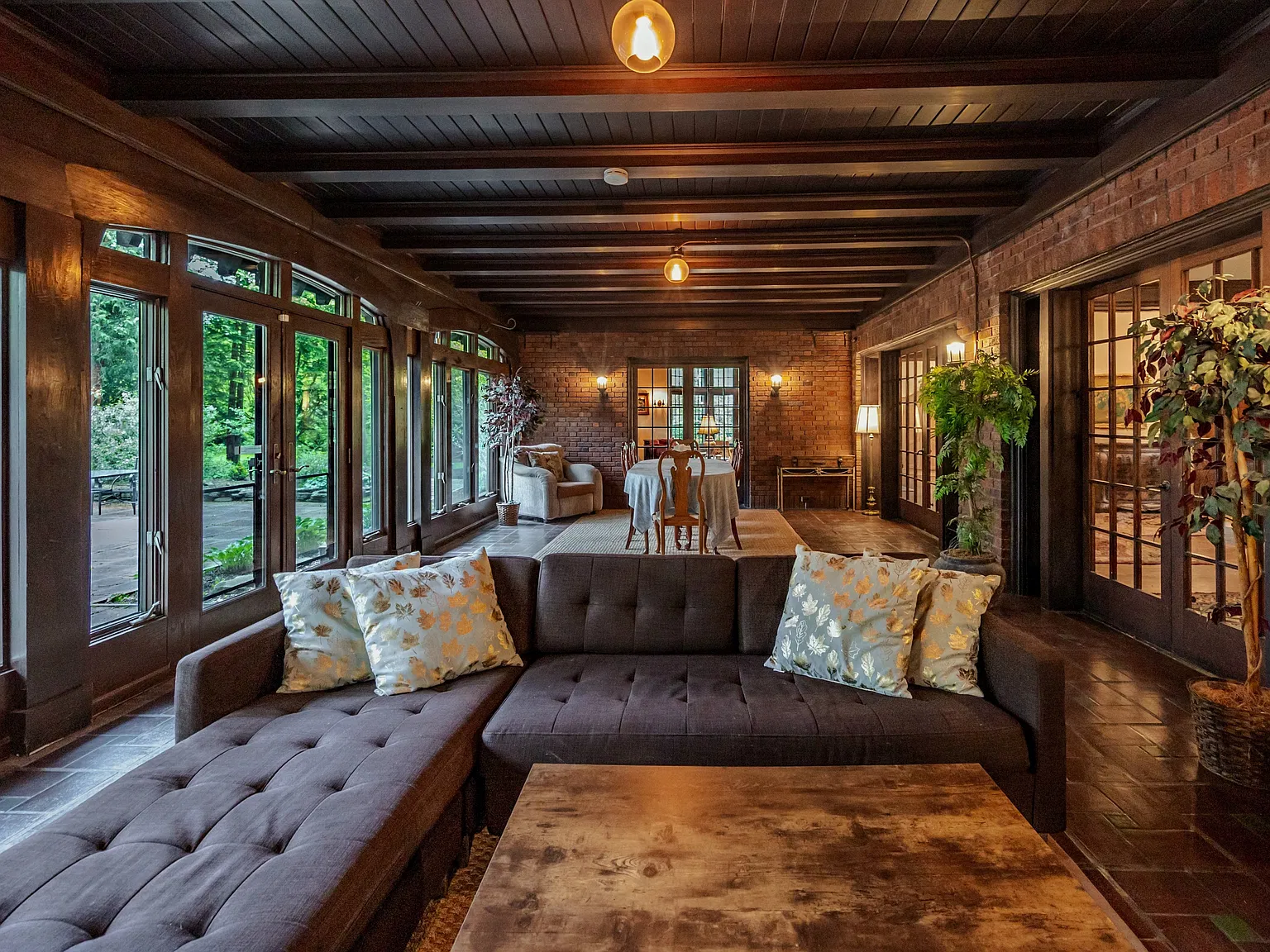 11 bed, 4.5 bath, 9000 sqft, $20,000 — Photo 2