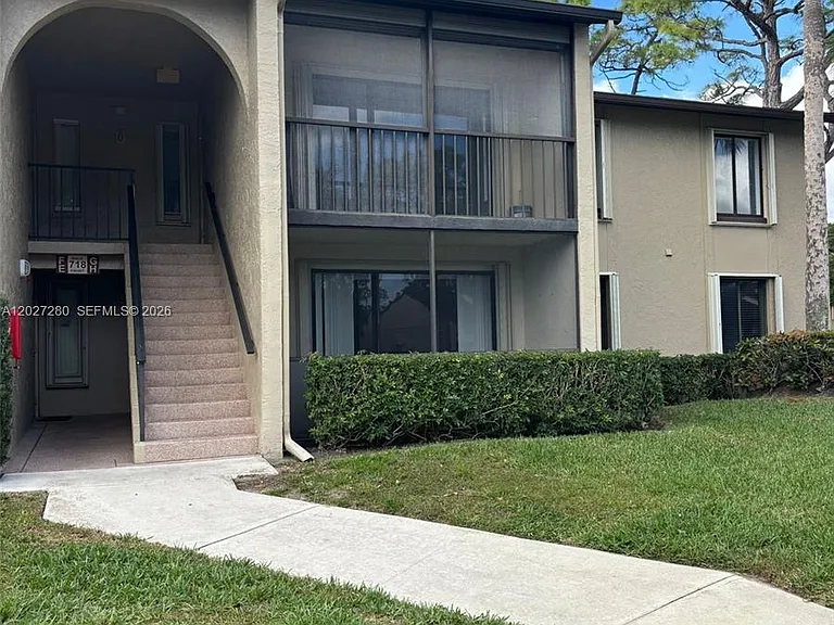 718 Sunny Pine Way #H2 — Photo 1
