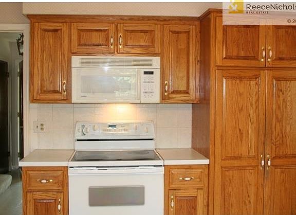 Nice size kitchen.