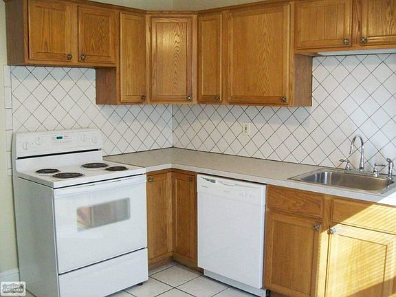 4th image of 27300 Woodmont St