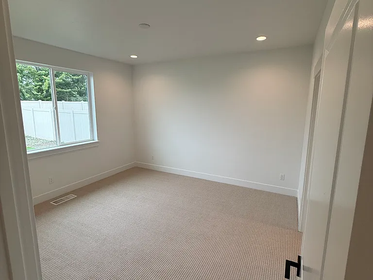 1481 N Burnam Ave — Photo 11