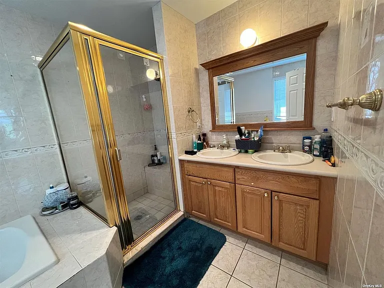 35 Willis Ave — Photo 17