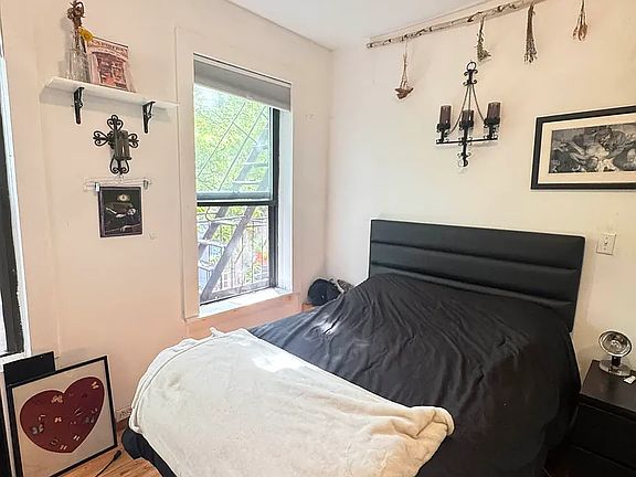 4th image of 263 E 10th St APT 10