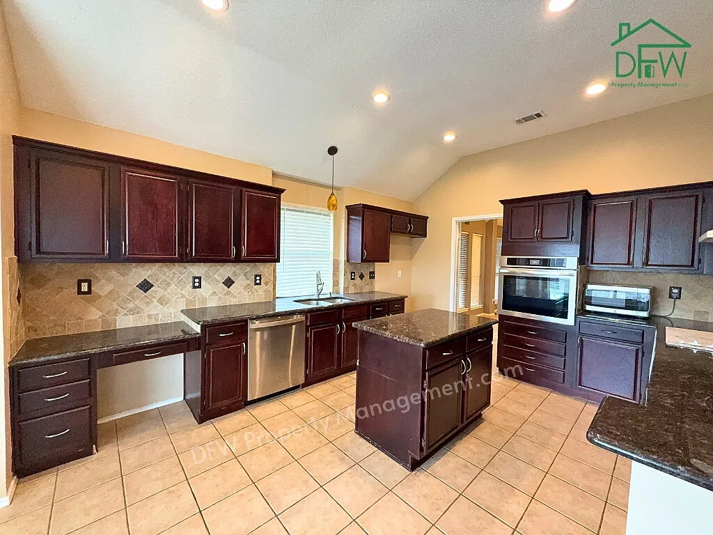 3 bed, 2.0 bath, 2086 sqft, $2,395 — Photo 3