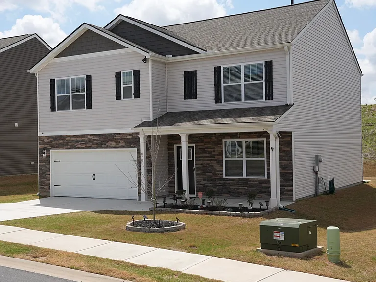 670 Hollyrose Cir — Photo 2