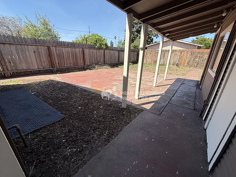 1715 82nd Ave — Photo 2