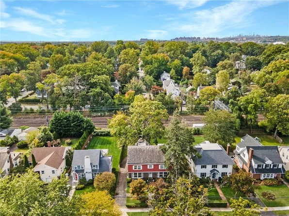 384 Washington Avenue, Pelham, NY 10803