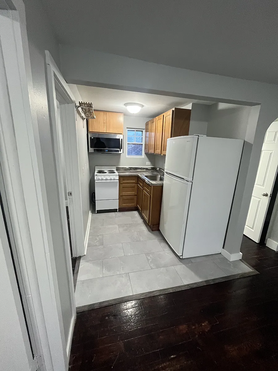 Building Photo - 13 Elm St #1