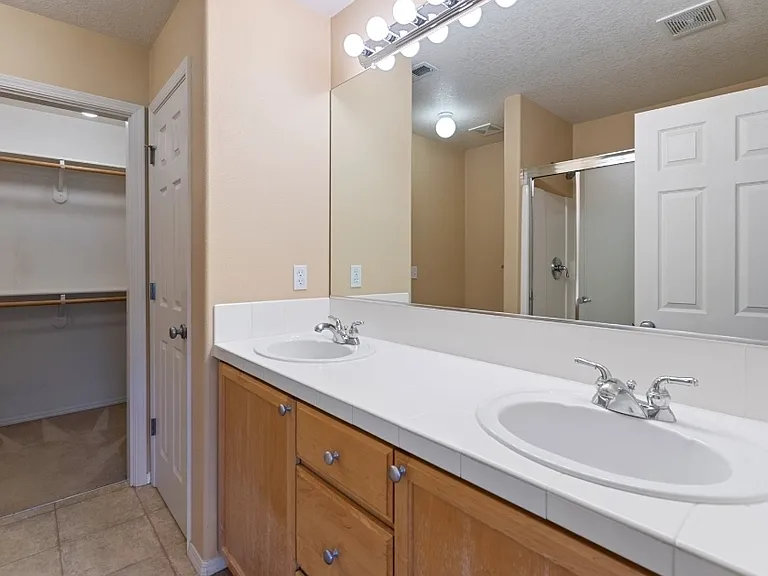 816 NE Caden Ave — Photo 14
