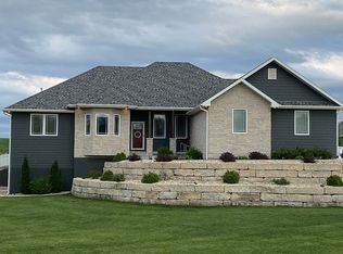 5751 Traytons Ln, Wamego, KS 66547