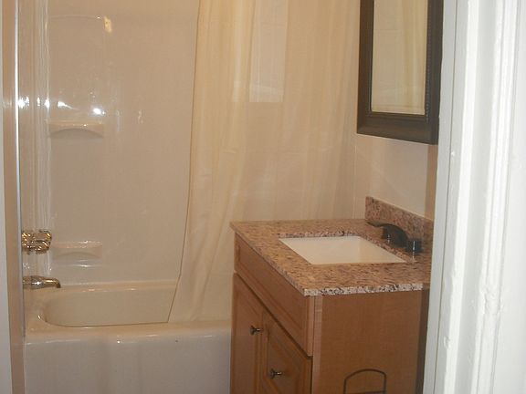 5th image of 210 Stratford Ave APT 1
