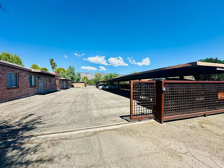 Desert Terrace Apartments - 2 and 3 Bedrooms with Community Pool and Laundry! — Photo 6