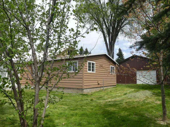 207 E 1st St, Weippe, ID 83553