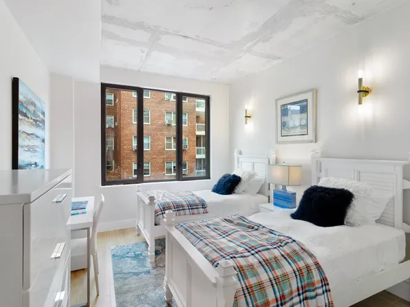 3707 Blackstone Avenue image 3 of 35