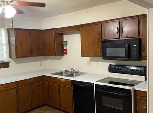 804 N Main St APT 2D, Lansing, KS 66043